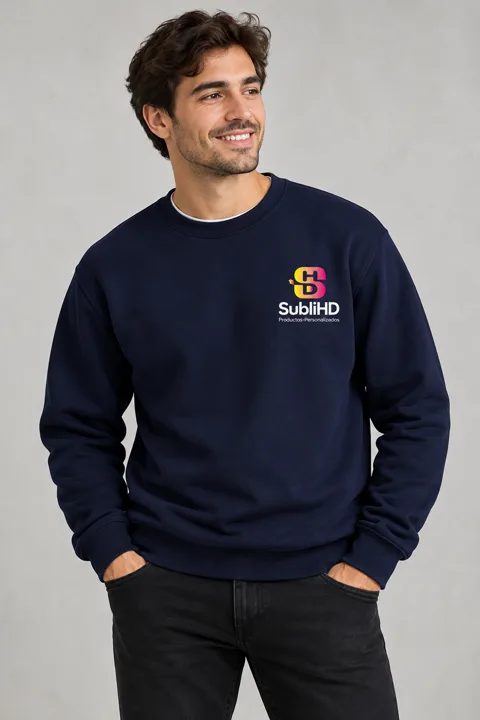 Buzo personalizado SubliHD con el logo bordado en el pecho